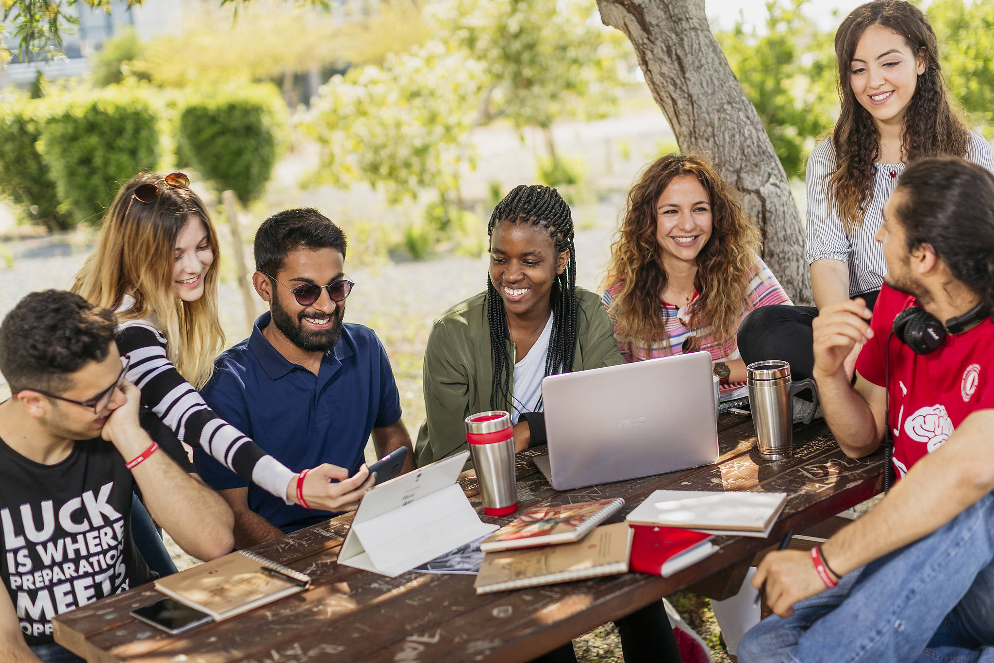 Arkadaşlarınla bir araya gel, sosyal bilimlerde kendi projeni oluştur.
